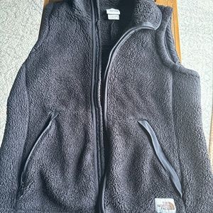 Black north face women’s vest